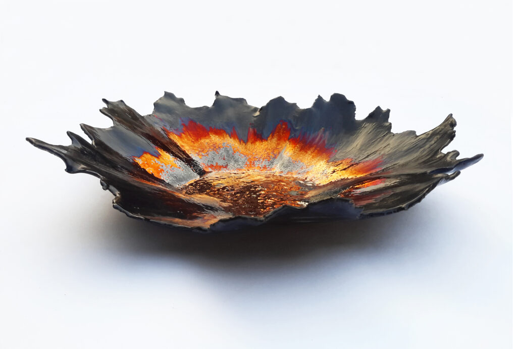 Ceramic with organic shape based on volcano